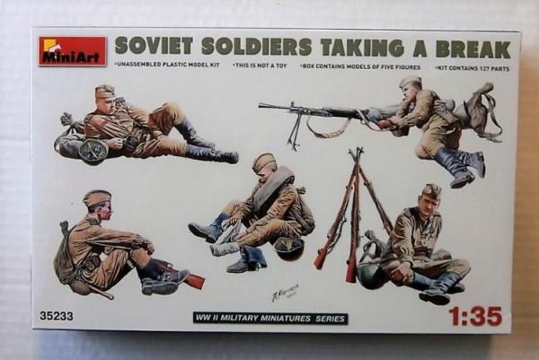 MINIART SOVIET SOLDIERS TAKING A BREAK 1