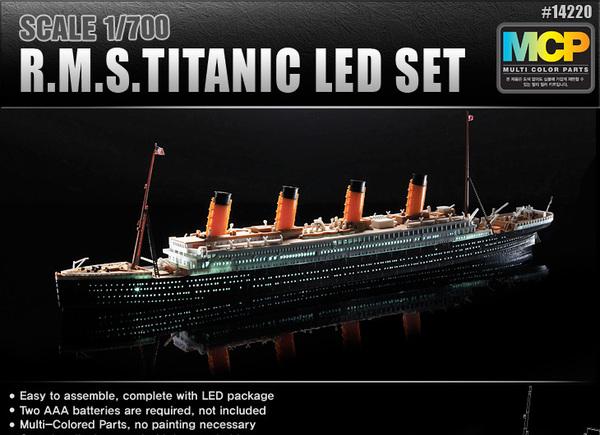 ACADEMY RMS TITANIC + LED LIGHT SET