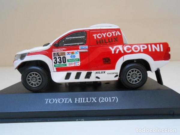 \'17 TOYOTA HILUX #330 WHITE/RED 1/43